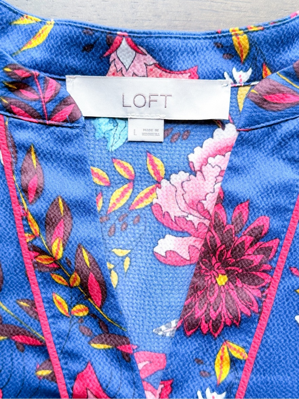 LOFT Blue Floral Blouse L Long Sleeve Red Trim V-Neck Boho Tunic Preppy Resort - Picture 4 of 8